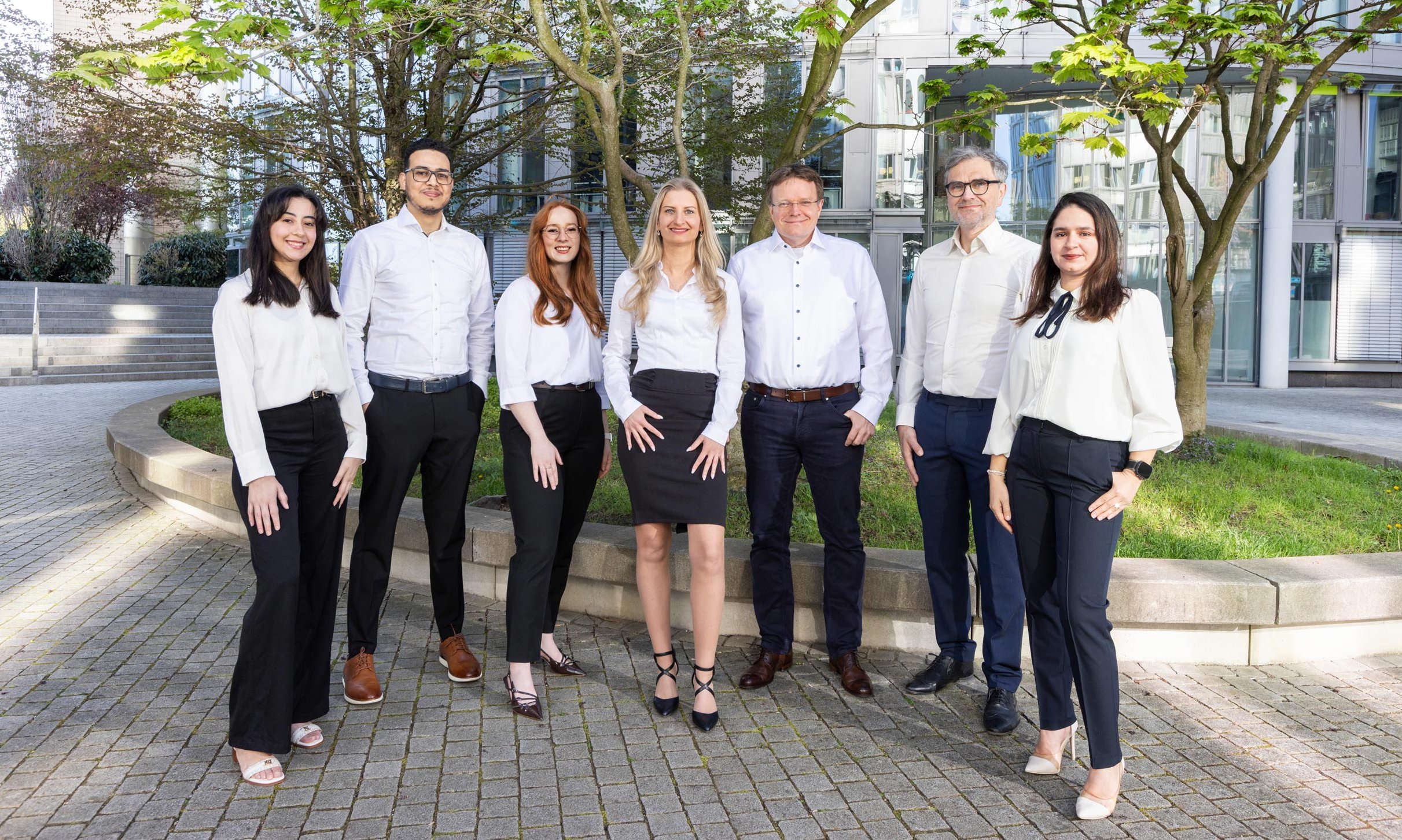 Team der Agile Transformation Solutions GmbH vor dem Bürogebäude im Mediapark